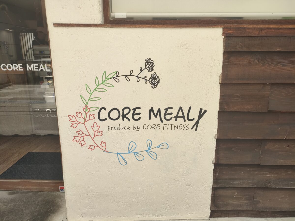 壁に描かれたCORE MEALのロゴ