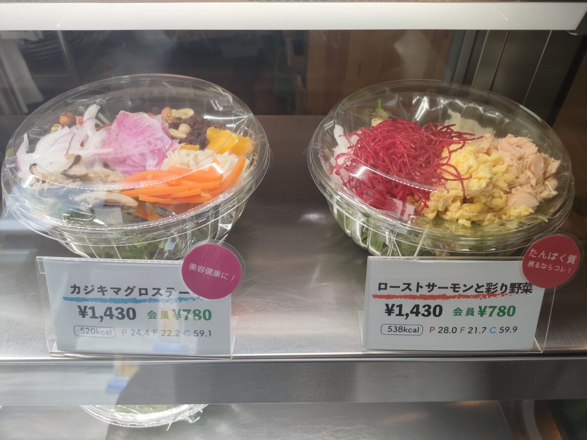 カジキマグロステーキとローストサーモンのサラダ