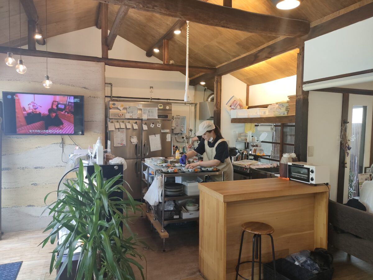 天井が高く木の温もりを感じる店内