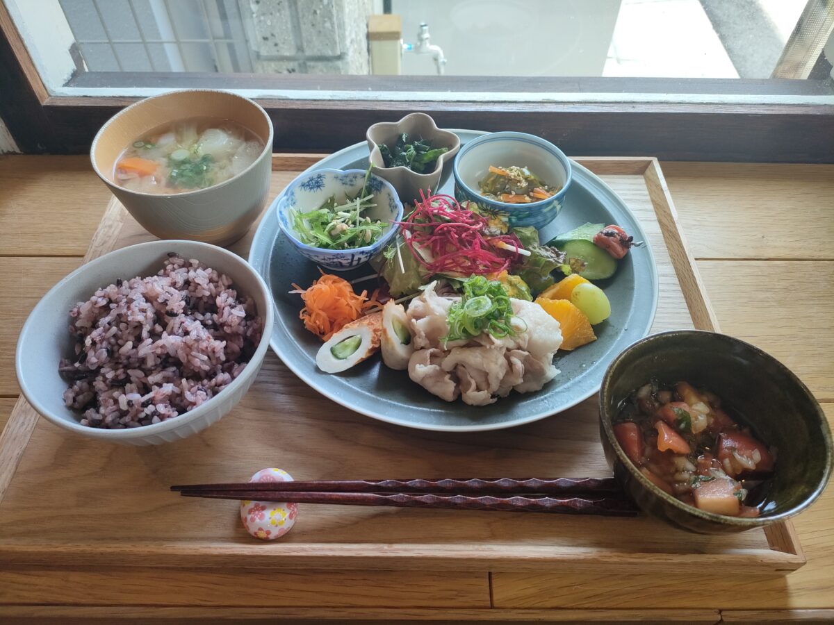 窓際の席でいただくランチプレート