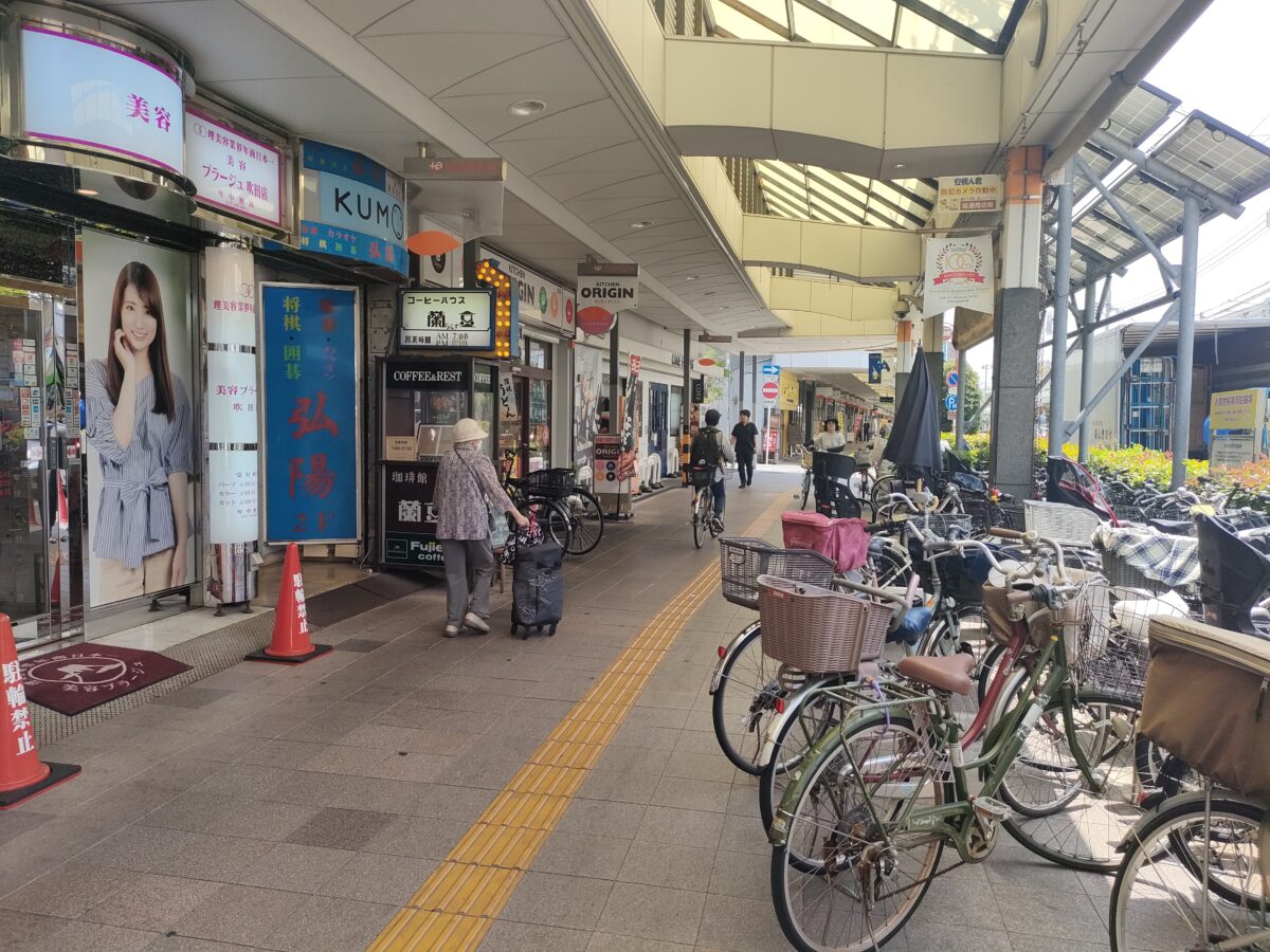 アーケードのある商店街の様子