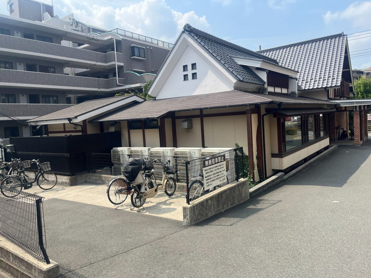 木とレンガのロッジ風の建物の外観・別アングル