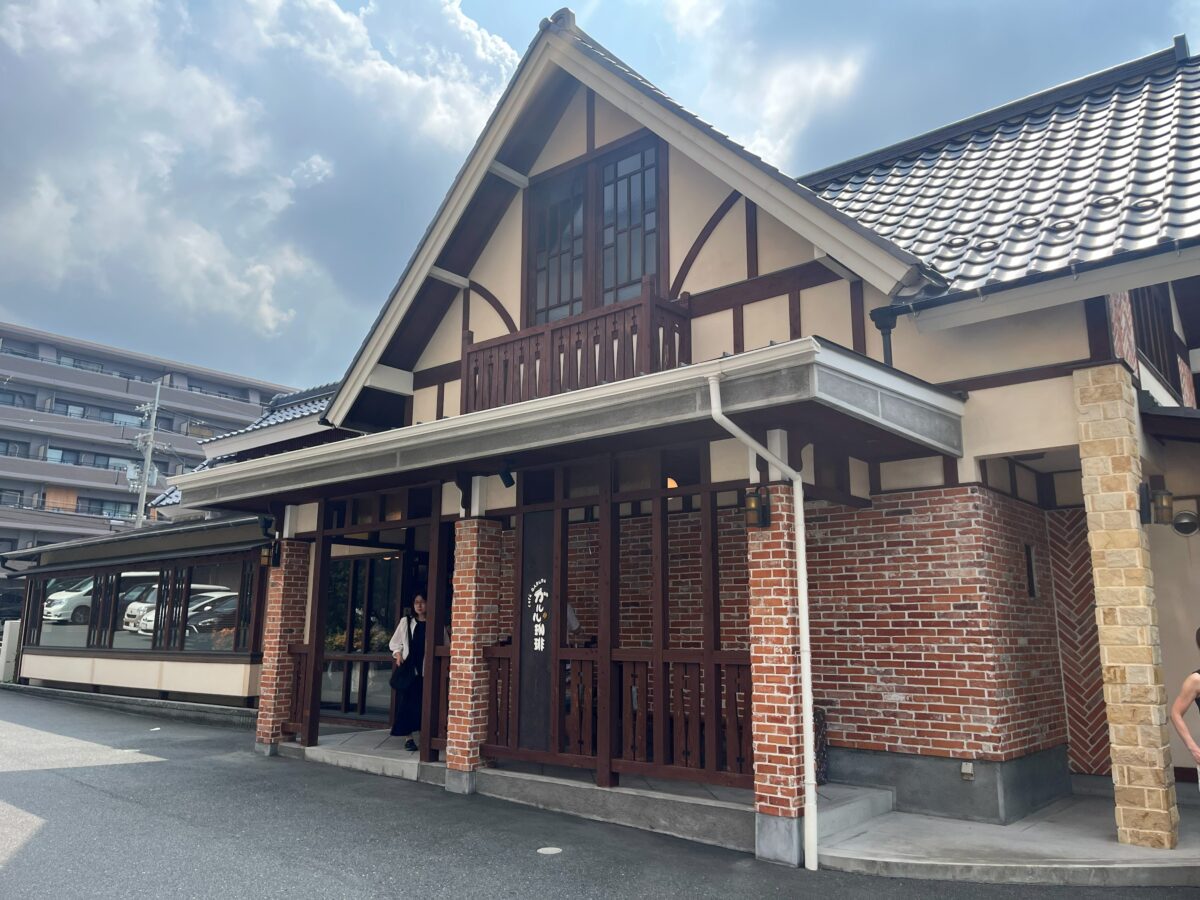 お店の外観・レンガと木のロッジ風の建物