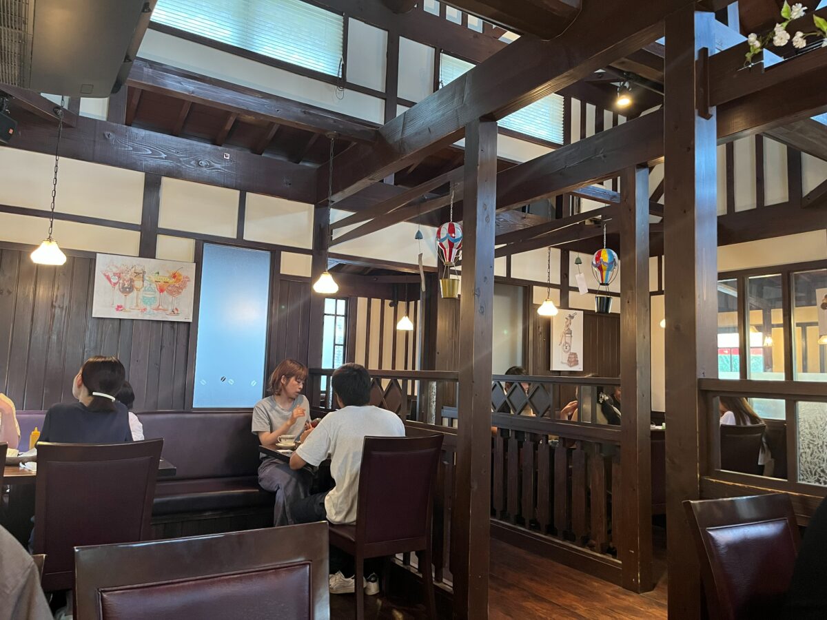店内の様子・レンガと木の梁のあたたかな空間