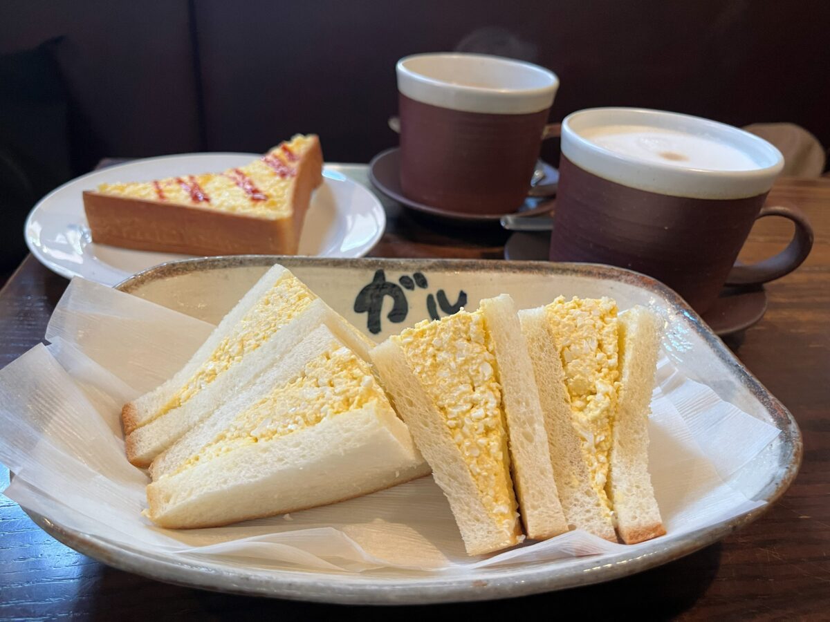 たまごサンドとカフェラテ
