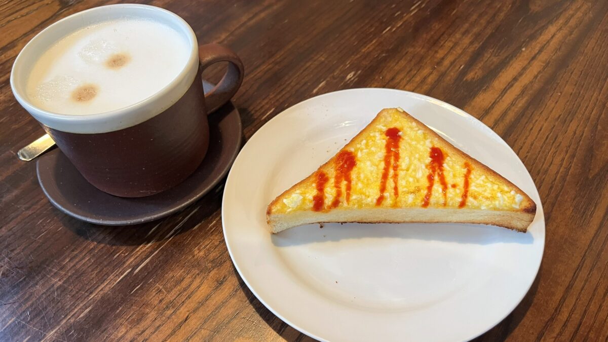 エッグトーストとカフェラテ