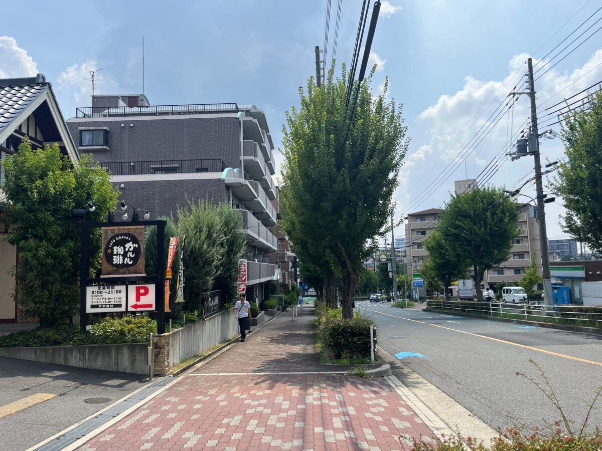 お店前の通りと駐車場入口の案内