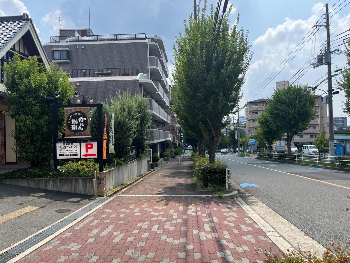 看板・営業時間の案内と駐車場マーク