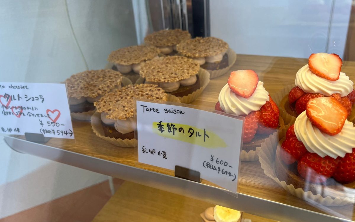 季節のタルト(いちご)とタルトショコラ