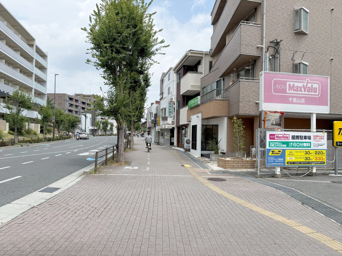 道沿いのマックスバリュとコインパーキング