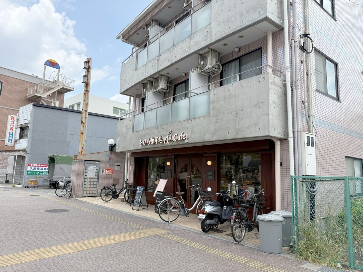 お店が入る建物と周辺の様子