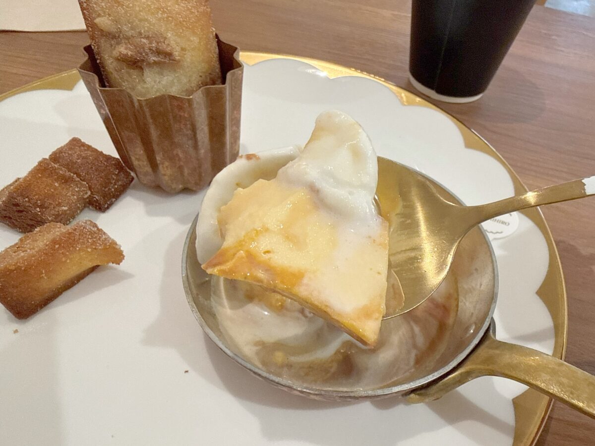 バニラアイスがのったプリンのアップ