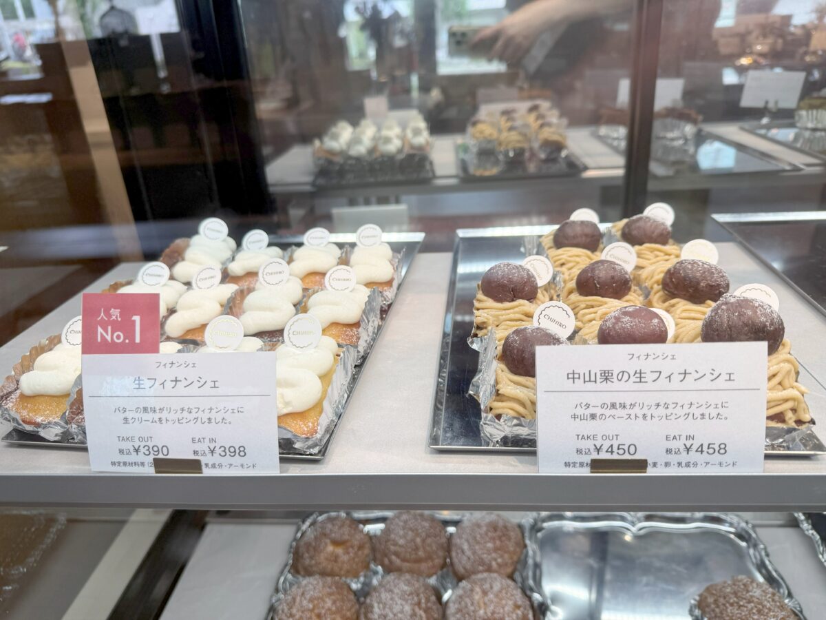 ショーケースに並ぶミニフィナンシェとケーキ