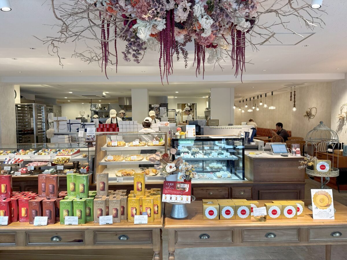 天井のドライフラワーとショーケースが並ぶ店内