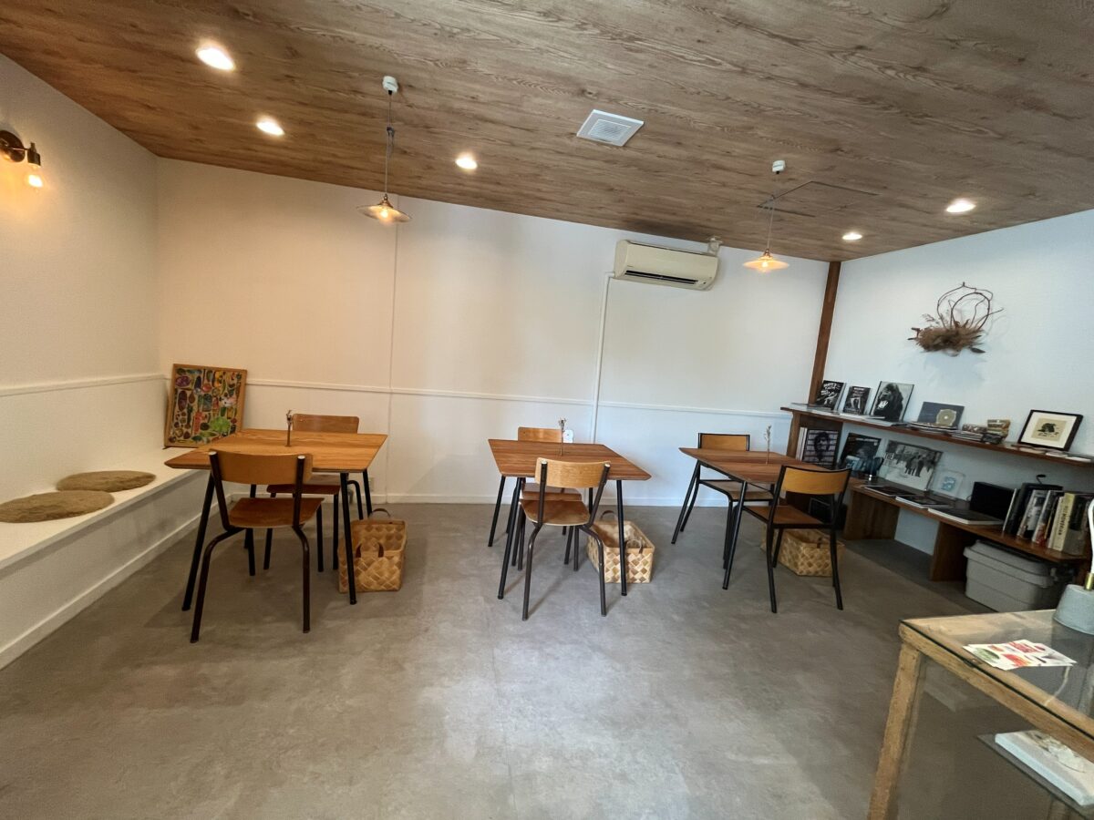 あたたかな照明と本棚のある店内の様子