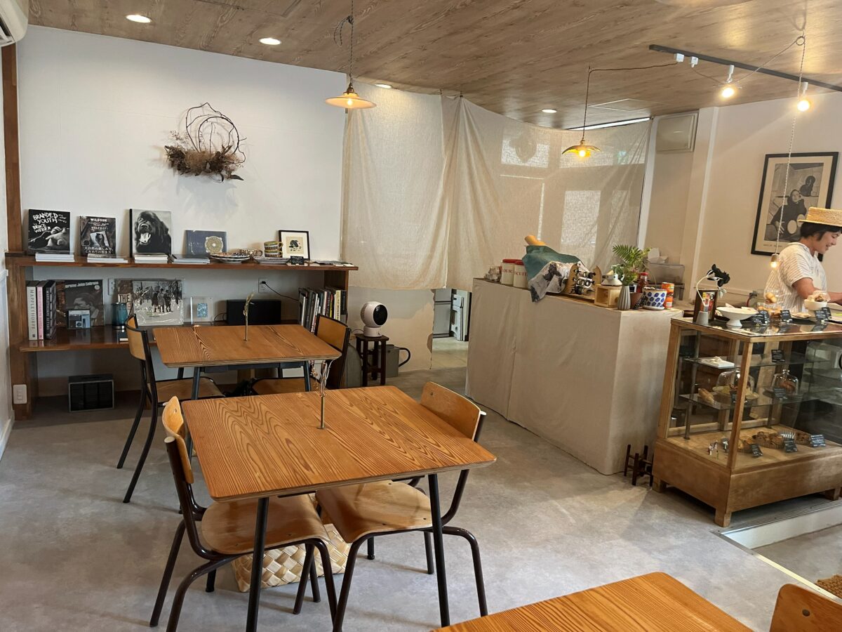 本棚とショーケースが並ぶ店内全体の様子
