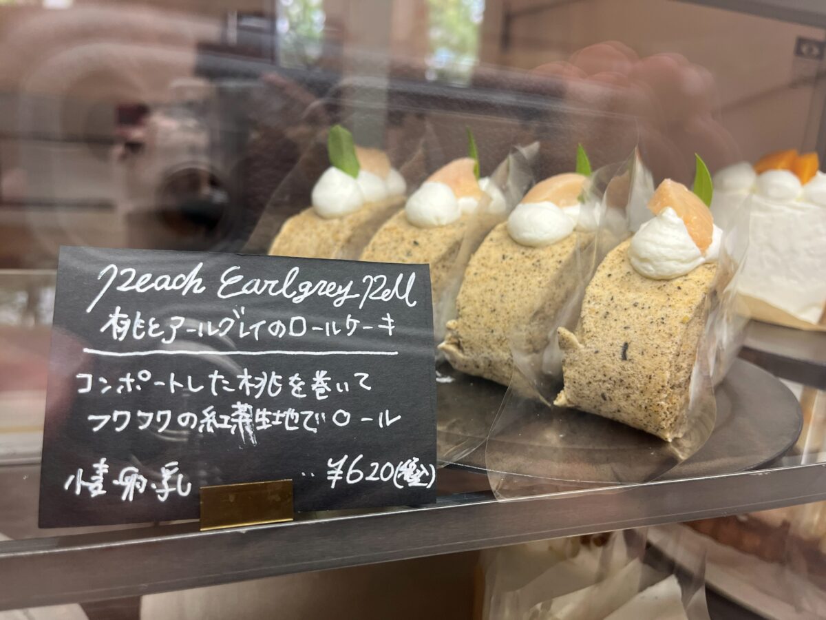 桃とアールグレイのロールケーキ