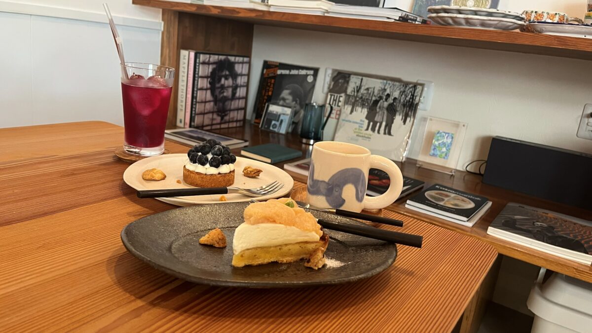 タルトとドリンクを並べたテーブルの様子