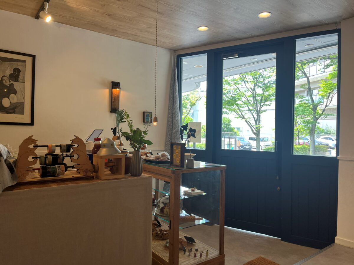 ショーケースや雑貨が並ぶ店内の様子