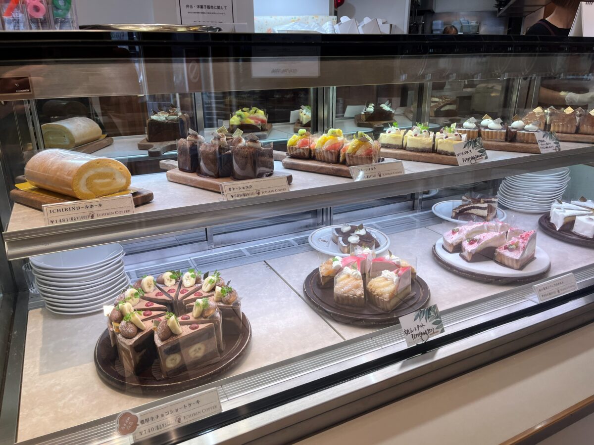 ケーキがずらりと並ぶショーケース