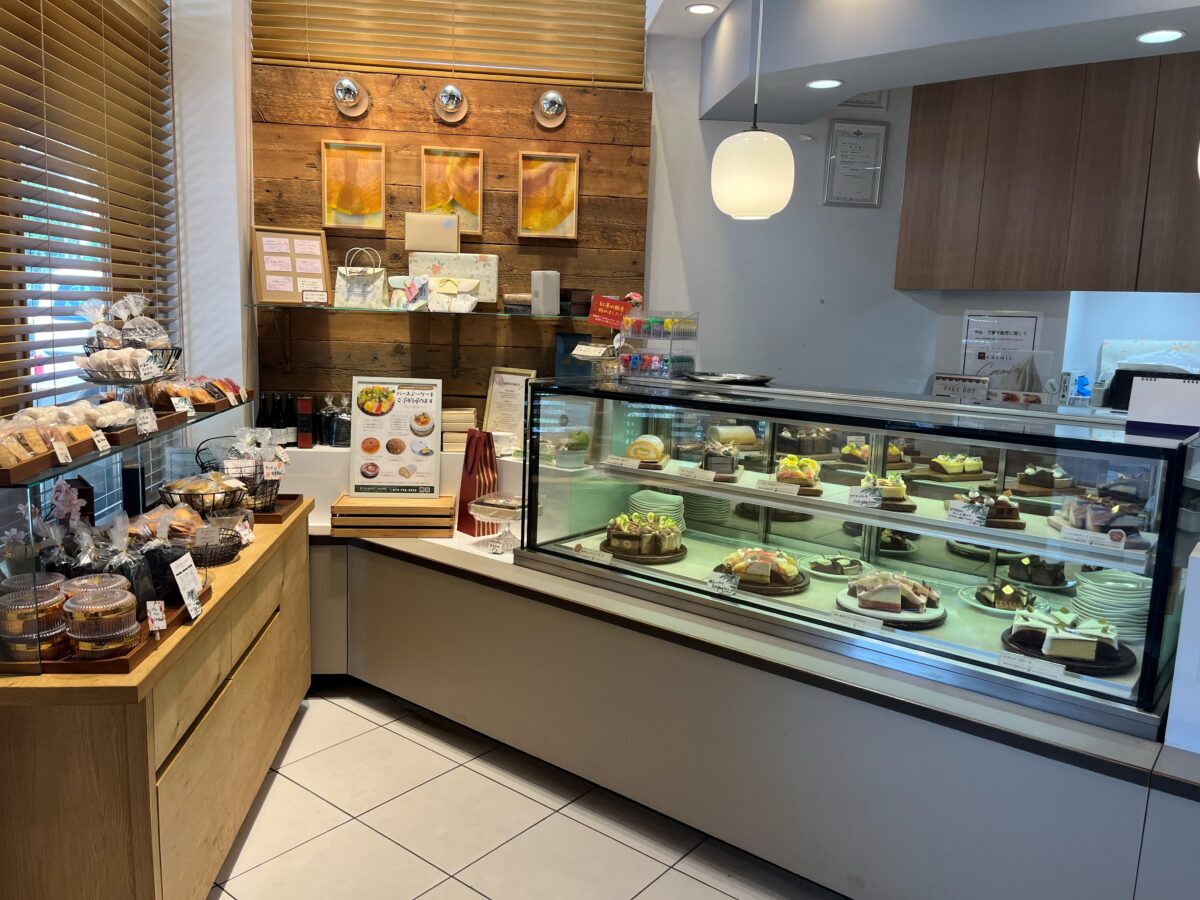 持ち帰りコーナー全体の様子・焼き菓子とケーキのショーケース