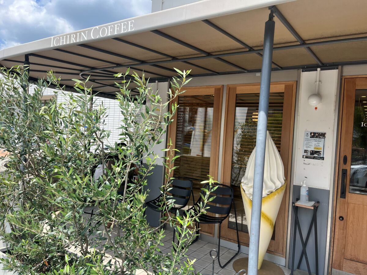 お店の外観・ICHIRIN COFFEEの看板とテラス席