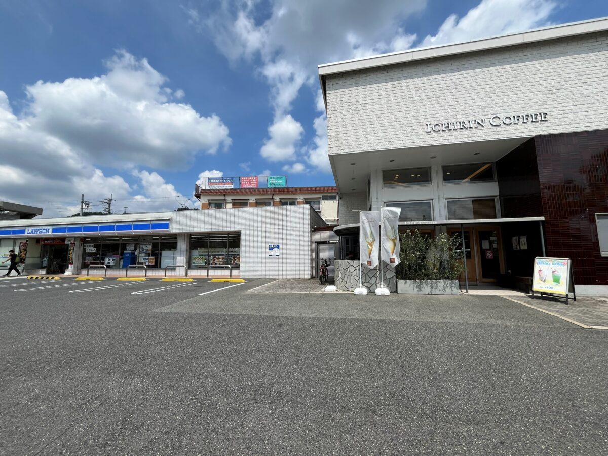建物の外観・隣接するローソンとお店の入口