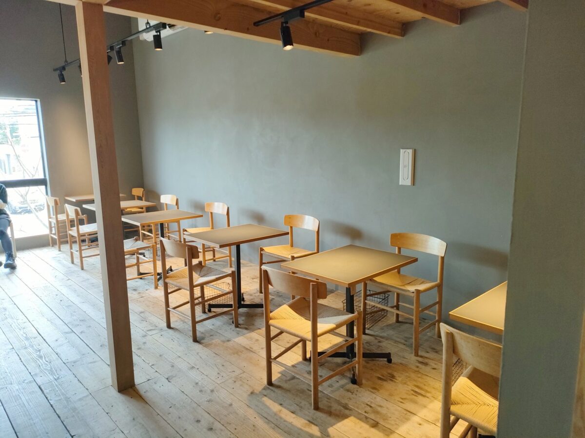 無垢材の床にテーブル席が並ぶ2階