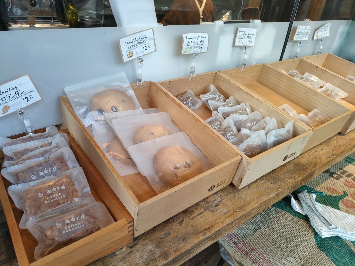 箱に並んだ焼き菓子