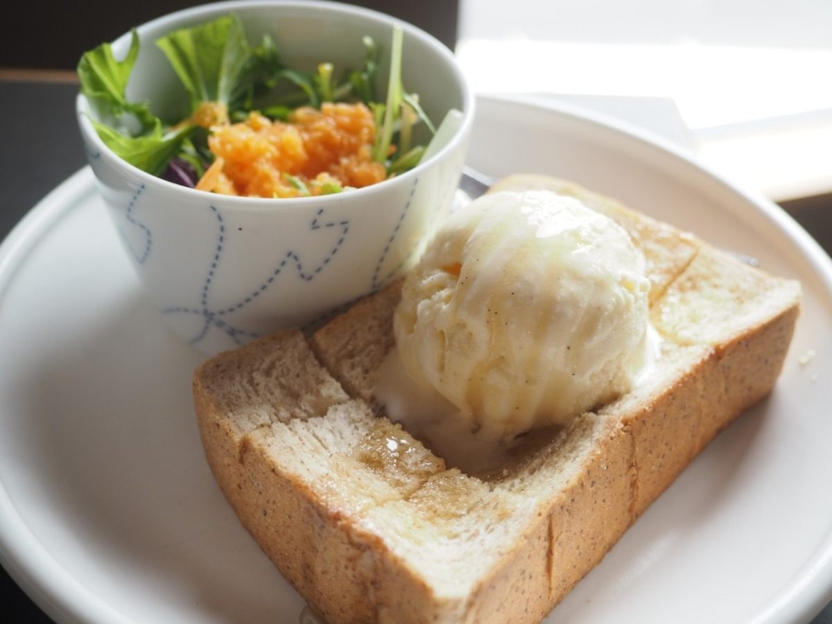 バニラアイスがのった厚切りトースト