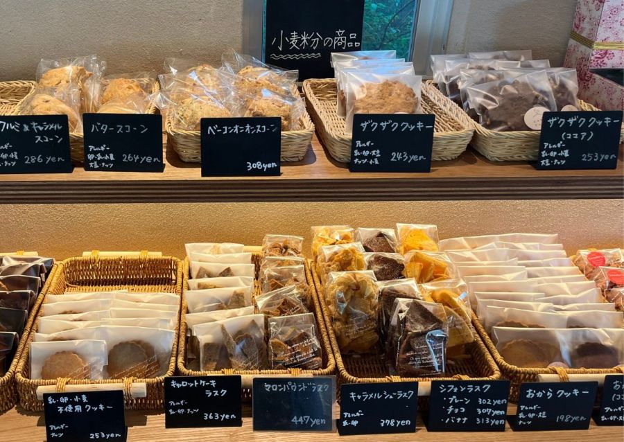 スコーンやザクザククッキーが並ぶ棚