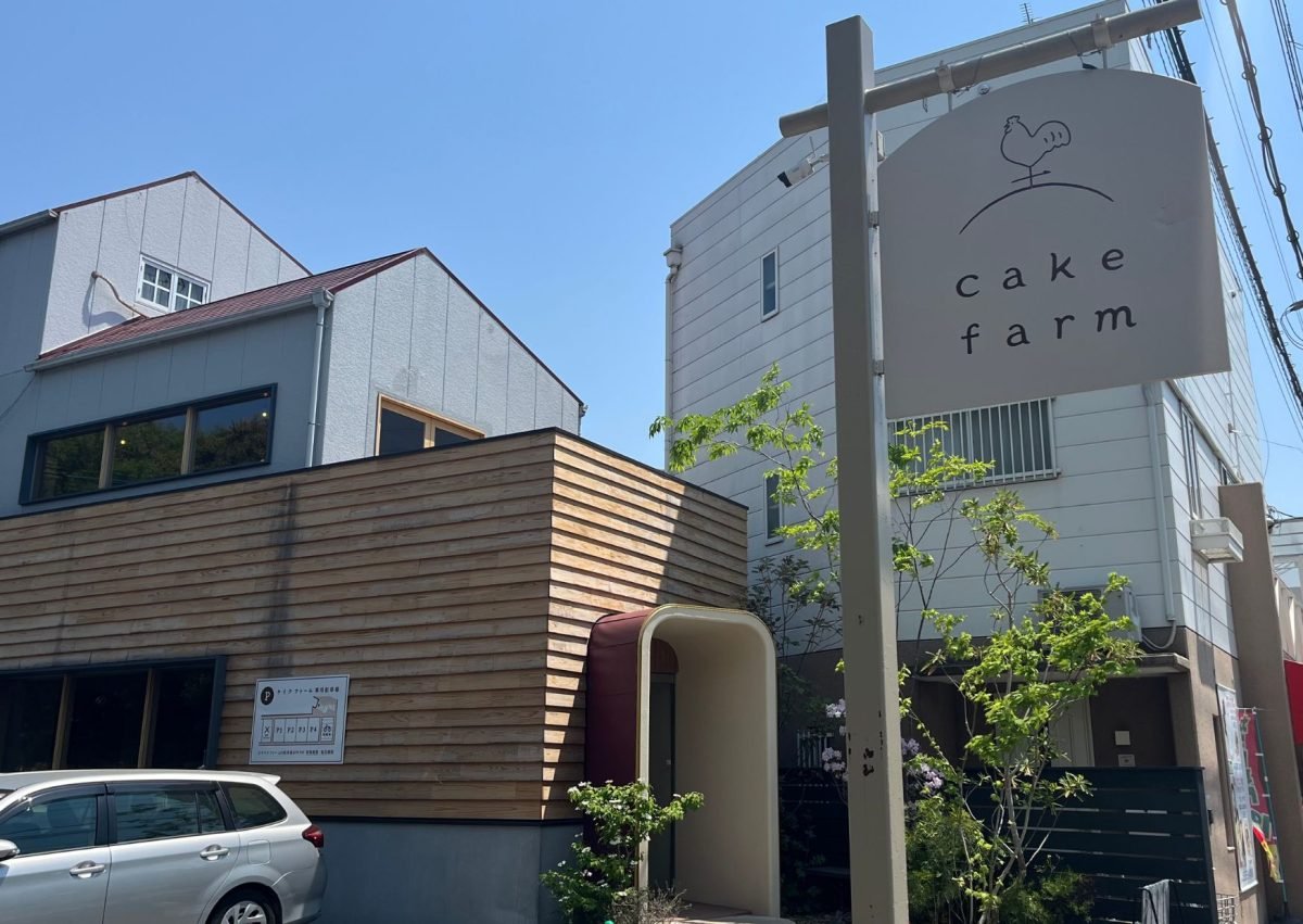 cake farmの外観と鶏のロゴの看板