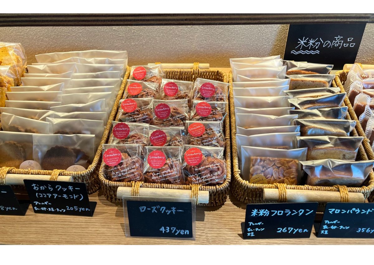 米粉フロランタンやローズクッキーが並ぶ米粉の商品コーナー