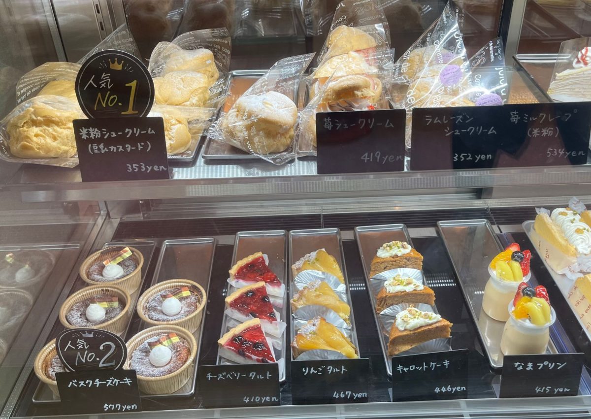 人気No.1の米粉シュークリームなどが並ぶショーケース