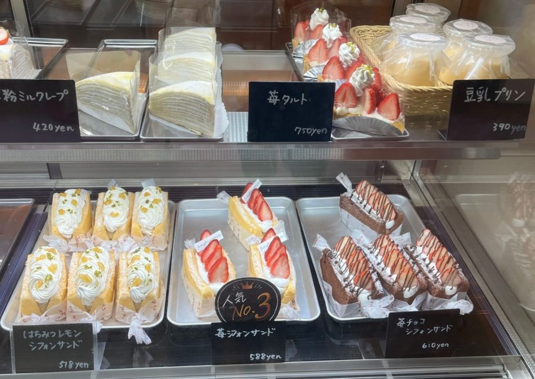 ショーケースに並ぶ苺タルトやシフォンサンド
