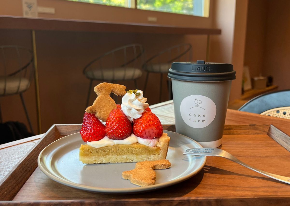 苺タルトとcake farmのカフェラテ