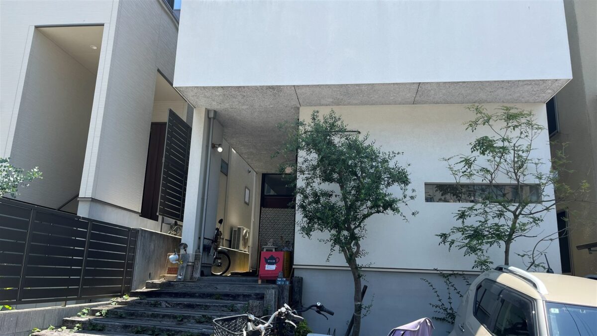 住宅街に建つ一戸建ての外観|ひつじ舎