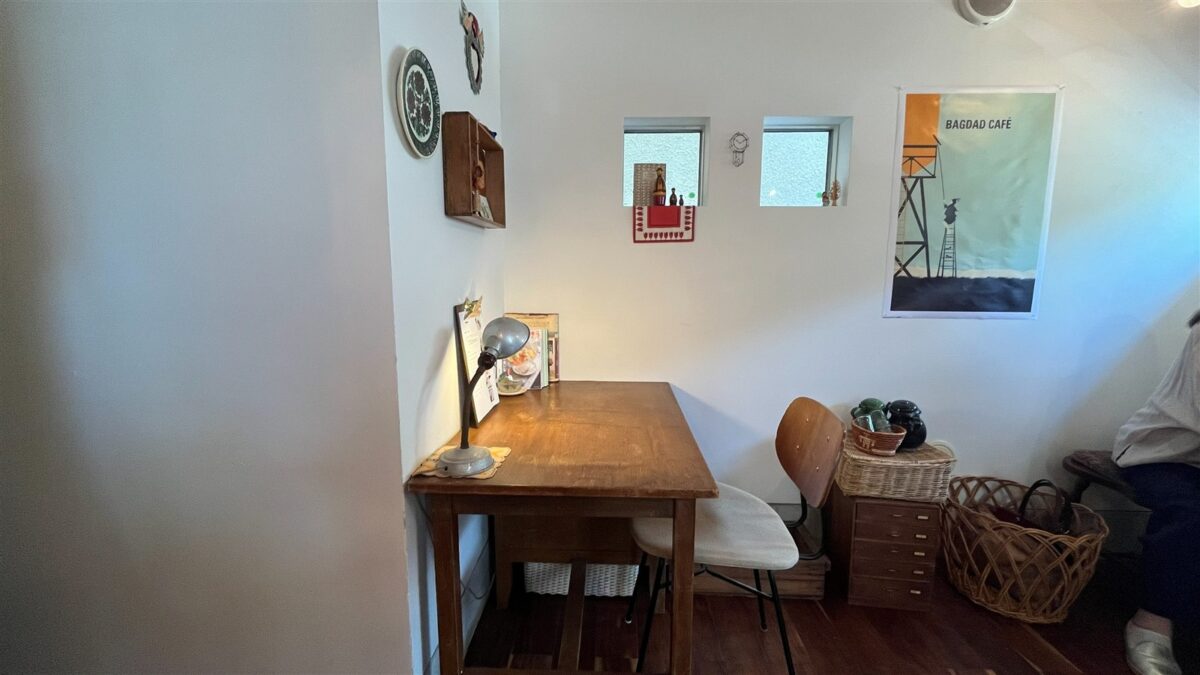 BAGDAD CAFEのポスターが飾られた席