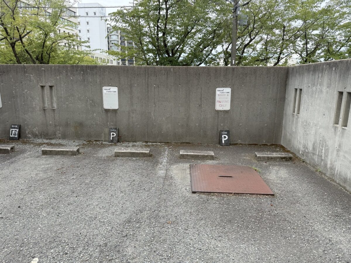 お店の北側にある来客用駐車場