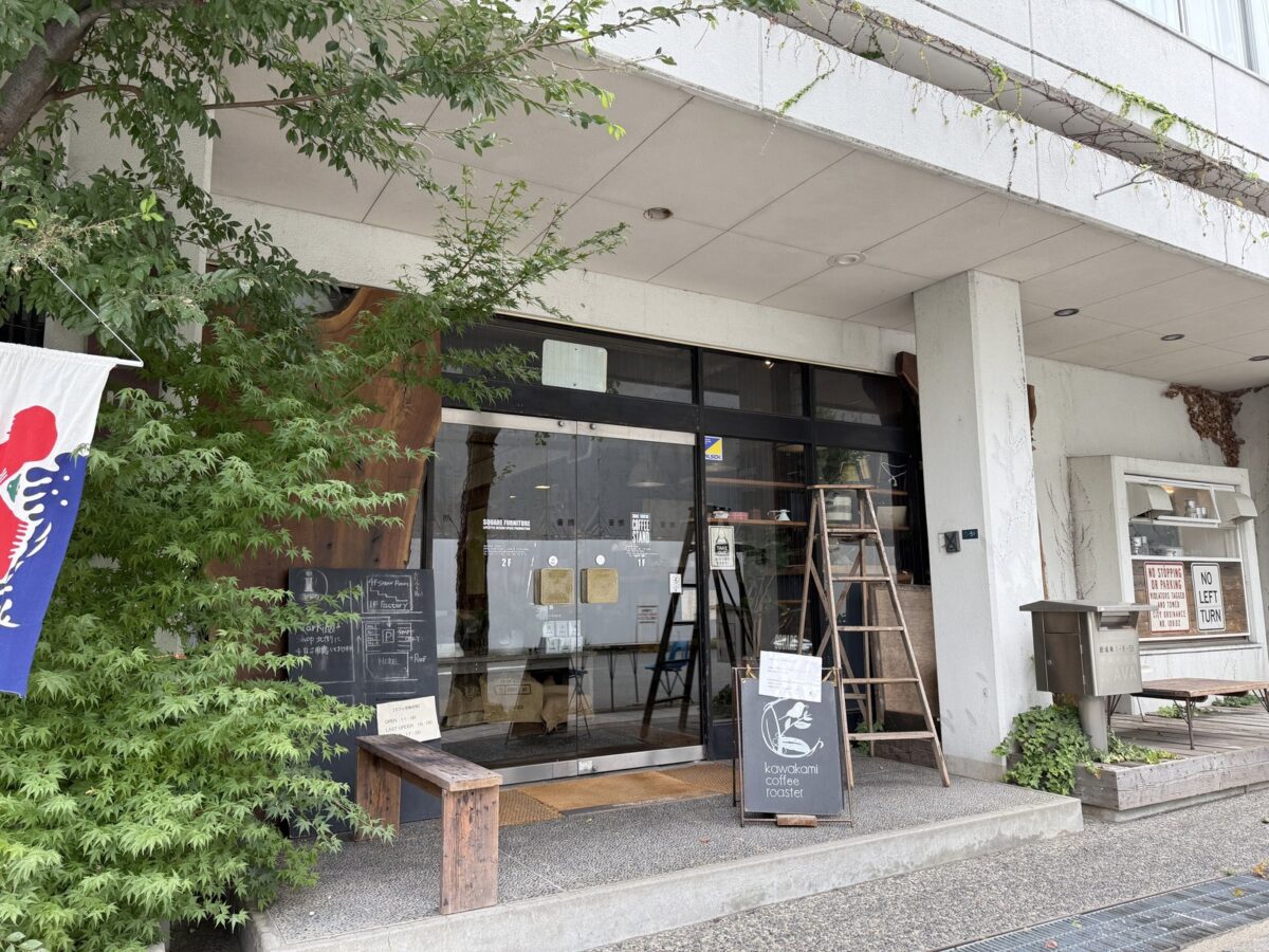 黒板メニューと立て看板が並ぶ店頭