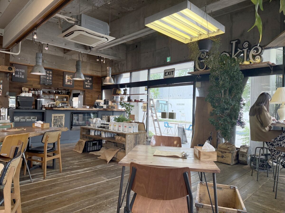 木の温もりとアイアン家具が並ぶ店内