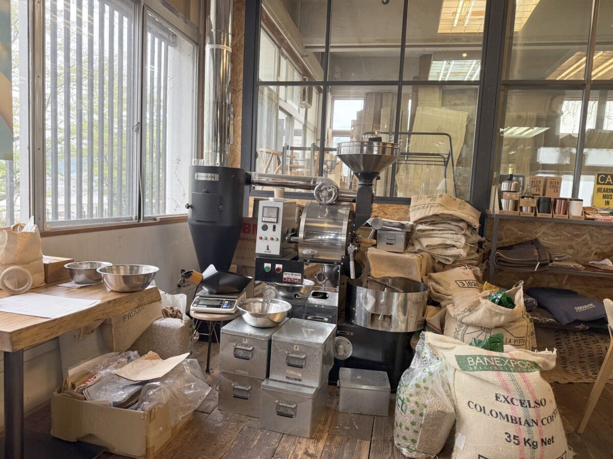 店内に置かれた大きな焙煎機