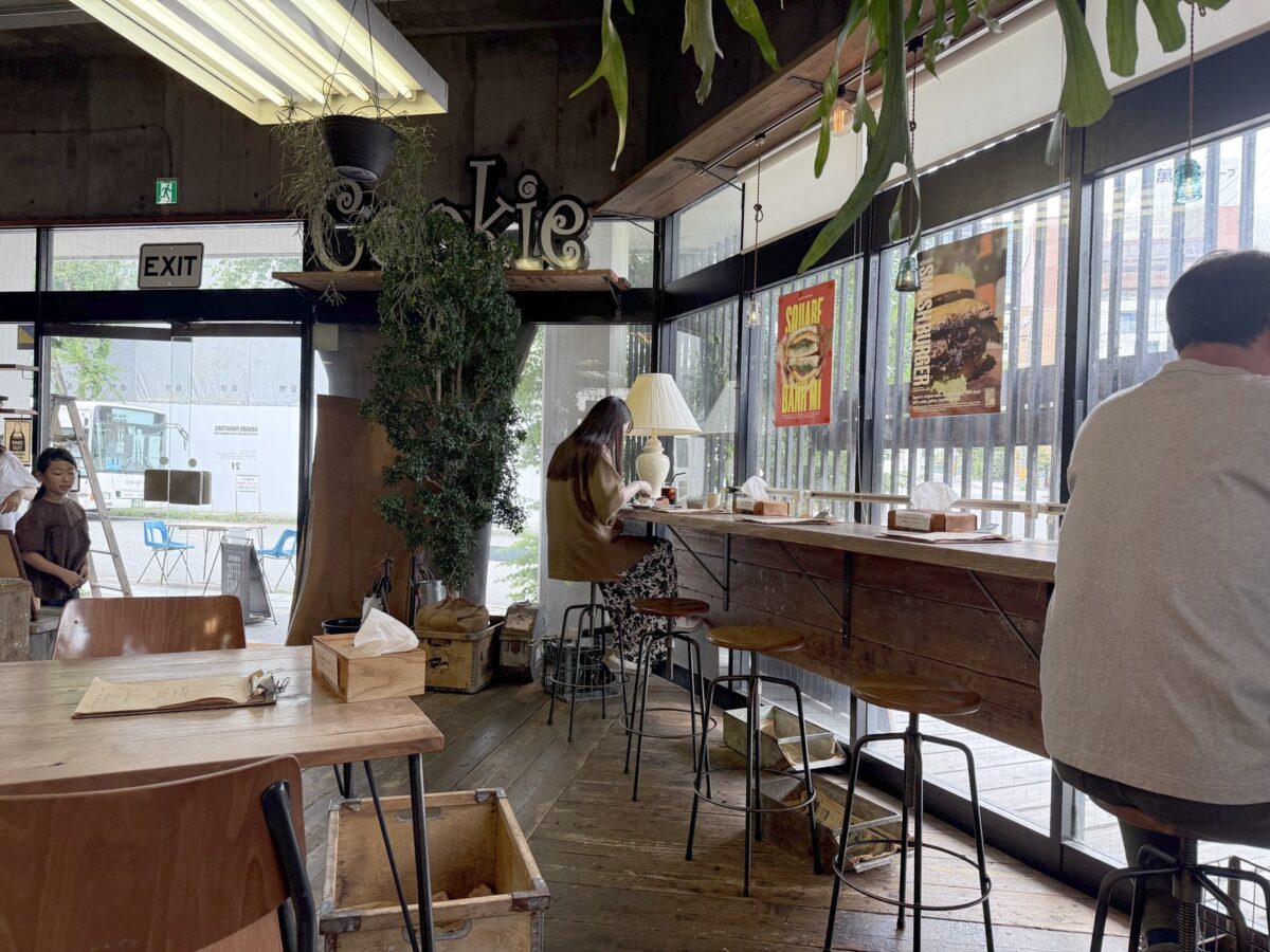 窓に面したカウンター席