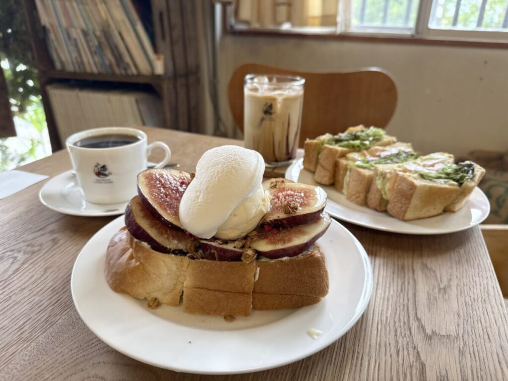 イチジクトーストとサンドイッチ、コーヒーが並んだテーブル｜kawakami coffee roaster