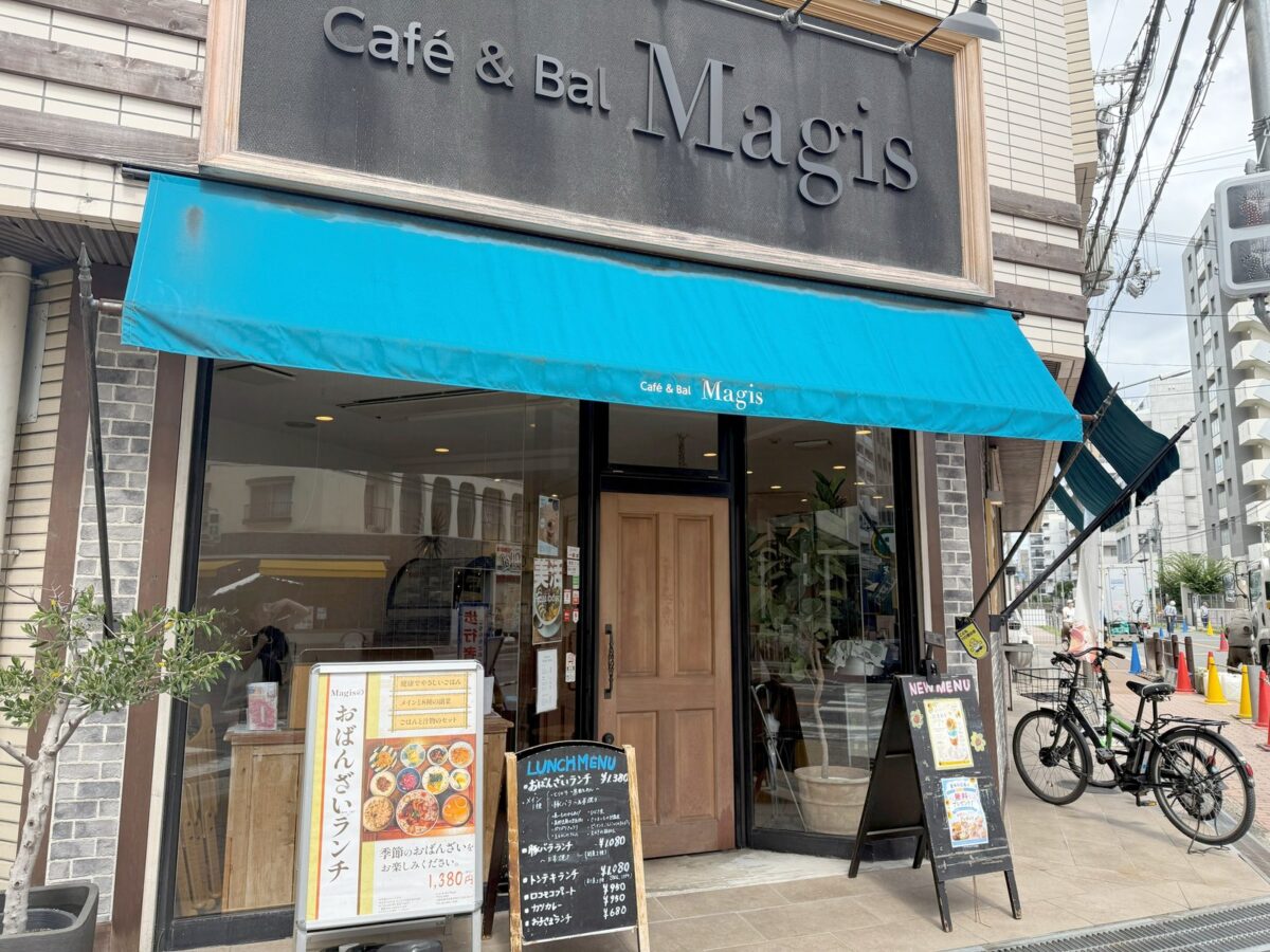 入口に並ぶランチメニューの看板