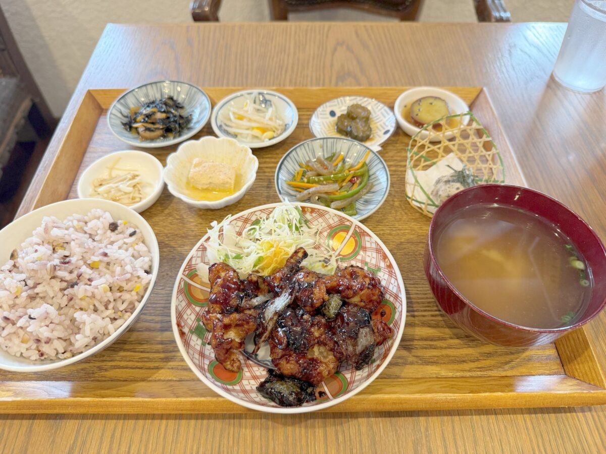 お盆にのったおばんざいランチの全体