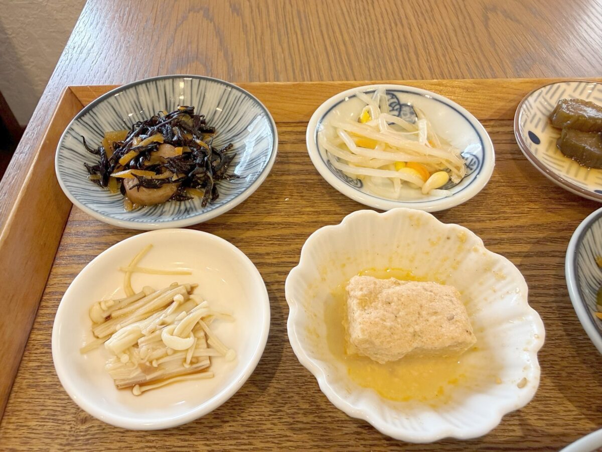 ひじき、切り干し大根、えのき、お豆腐の小鉢