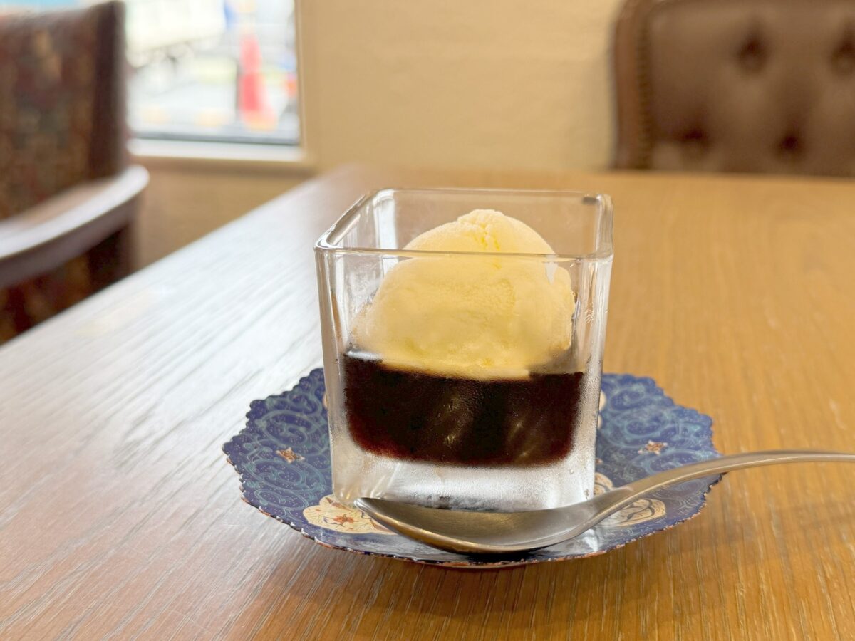 コーヒーゼリーにのったミルクアイス