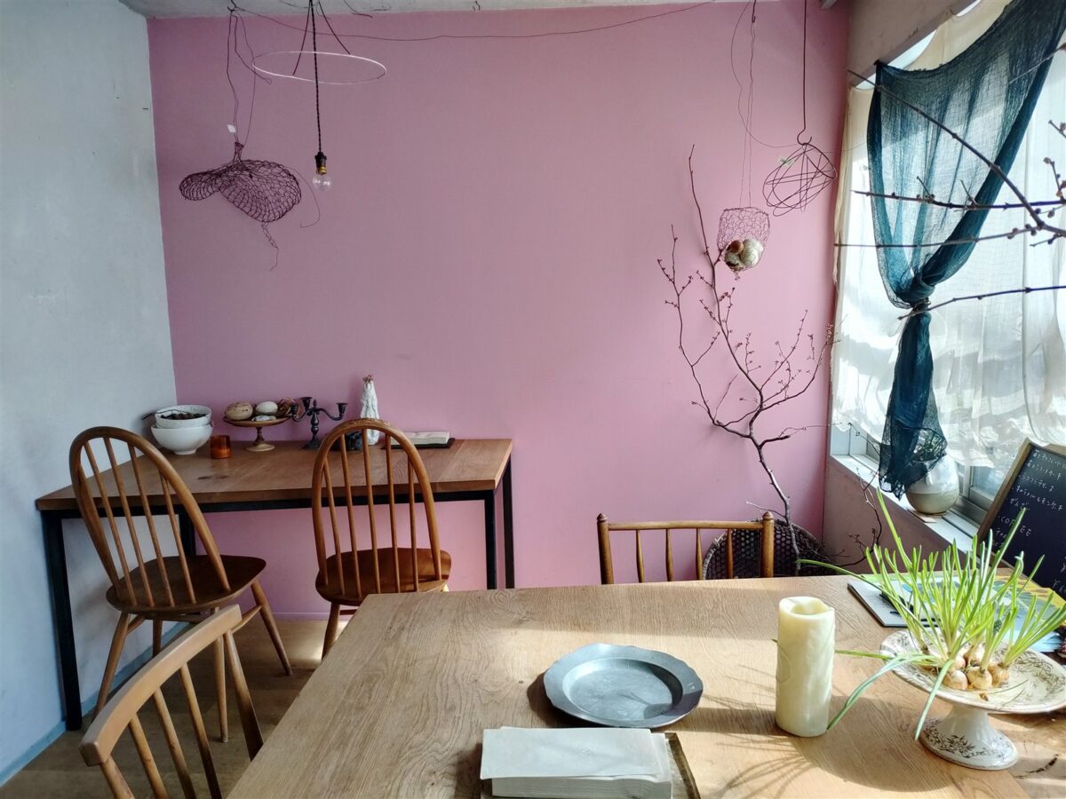 甘すぎないピンクの壁とワイヤーの照明が下がる店内