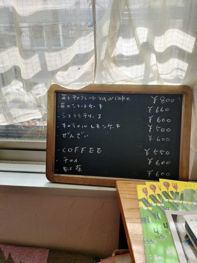 ケーキとドリンクが書かれた黒板メニュー